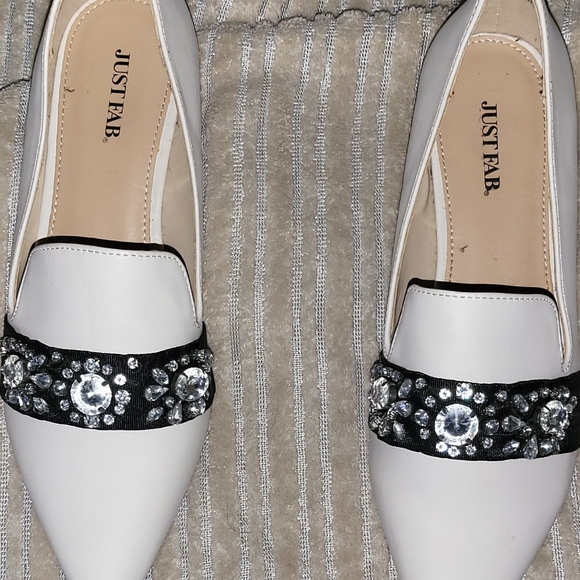 Reposhing Just Fab Woman’s Pointed Toe White Flats with Gem Detail Size 8.5 - Picture 10 of 11